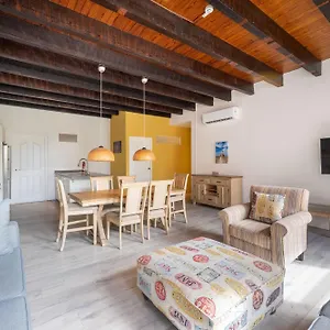 https://punda-city-centre-penthouse-plaza-jojo-b.comcaribbean.com